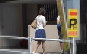 【結婚6年目の美熟女と童貞の男の子がマジックミラーで遭遇！】可愛い人妻が賞金に目が眩みエロ企画寝取られセックス！