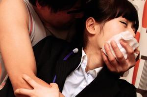 【睡眠薬で眠らされ同僚に寝取られちゃった美女OL！】ロリ系で可愛い美女お姉さんが昏睡状態で中出し強姦ガチレイプ！