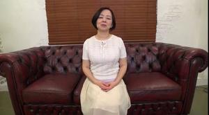 【ぽっちゃりムチムチ淫乱欲求不満おばさんをナンパしホテルでセンズリ鑑賞！】デブおばさん主婦をAVのエロの世界に誘う！