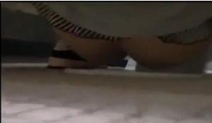 【プールのトイレで無防備に裸体を盗撮されちゃいました！】スク水美少女女子中学生の無防備な放尿シーン隠し撮り！