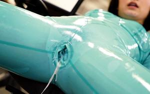 【レイドスーツ姿の綺麗で可愛い美女を汗だくで犯します！】スレンダー美巨乳お姉さんが男2人に抱えられ犯される鬼畜乱行！