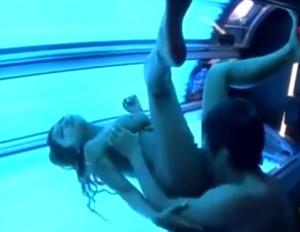 【日焼けサロンでえっちなお姉さんと神展開？！】個室で絶倫ドスケベ美乳褐色黒ギャル痴女お姉さんと発情誘惑催淫生ハメセックス