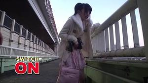 【スイッチ１つで快感に襲われるドS美女AV女優跡美しゅり！】スレンダー童顔で可愛らしい美女と野外でエッチなデート！