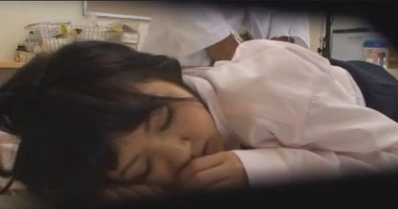 【声も出せずに感じまくる女子校生】悪徳医師から言われるがままに制服を脱がされると、カラダを触れられる度に子宮が敏感に反応