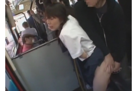 【痴漢騒動】制服姿の女子高校生が通学途中のバス車内で初対面の男にセクハラ行為ミニスカートたくしあげ手マンイキ顔