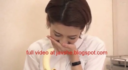 【清楚な美人ナース】病室に訪問して、患者に無茶ぶりをされる！恥ずかしながらバナナをチ●ポに見立ててフェラ！