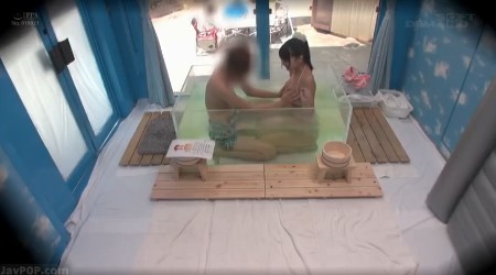 【マジックミラー号】ナンパしたスレンダー美乳の美人女子大生が混浴プレイ→欲情した男女が中出しセックスで重なり合う