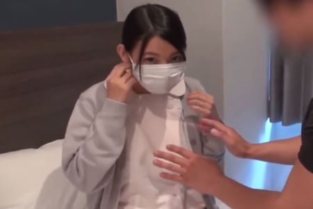 【本物ナースナンパ】白衣の上から乳を揉み、脱がしてクンニ、フェラからファックで「あんあん」と感じる！天使のナース！