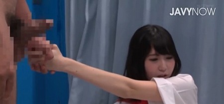 【大人気マジックミラー】「あなた、頑張ってね」かわいい女の子が童貞クンのオチンチンを扱いて騎乗位でエクスタシー！