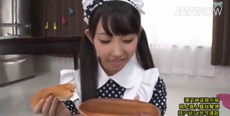 【ザーメンパンを食レポ】エッチなメイドの女の子がザーメンが掛かったパンを喰らう！「ザーメンが効いて美味しいです」
