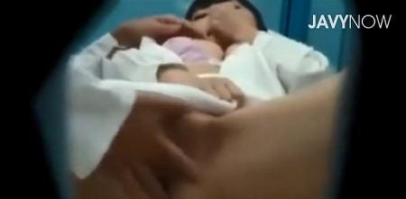【不謹慎検診】白衣を着衣している女医さんがオフィスレディへと子宮検診をかたってはその実単なるセクハラ行為真っ最中