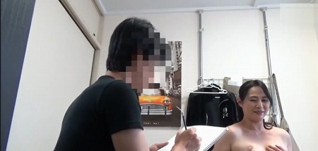 【熟女盗撮】「おばさんの色気に興奮しちゃった～」若いちんぽしゃぶってくれるのたまんねーんだけど！ご奉仕うまｗ