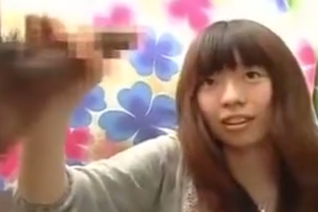 【素人観察AV】ゆるふわセミロングの童顔美女にデカマラを見せて反応を楽しむ。チチ愛撫＆手コキ射精のスケベプレイ！