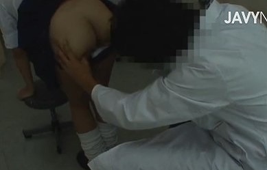 【ㇵメマン検診】やっぱり制服姿の女子高生の体はいやらしいな思わず欲情してしまったじゃないか聴診器をおっぱいあてがい