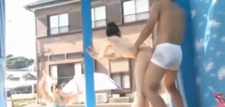 【マジックミラー】「勃起してるからマンコ擦り付けますね」外で待ってるのにSEXしてていいの？外見ながらSEXしようか