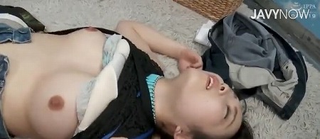 【素人女の子】「生で挿れちゃダメッ♡」マジックミラー号で可愛らしい黒髪たわわ巨乳天然お姉さんに極上パイズリ正常位セックス