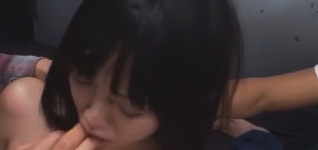 【３Pセックスで興奮しちゃうJK】黒髪で清楚なJKが、３Pで激しい腰つきで２本のチンコを挿入されて感じる！