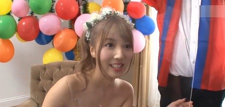 【専属女優】夢にまで見た国民的アイドルの生マンコに参加者の全員がフル勃起「ゆあーずの皆！ゆあのオマンコいっぱい見てね★」