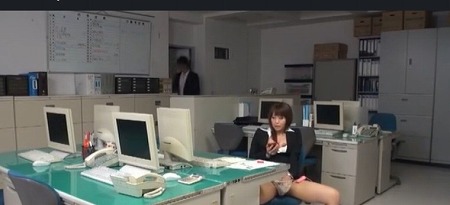 【職場内セックス】ハミ乳女性社員が職場内で残業中に肉体関係へと発展机にまたがり四つん這い後背位手マンツヤ声イキ顔
