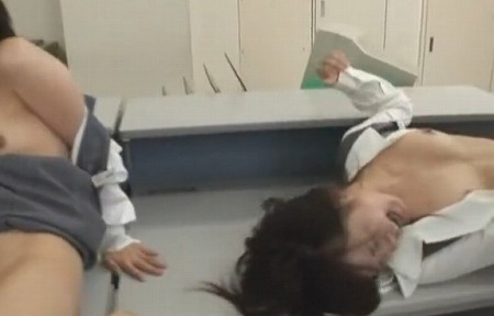 【銀行強盗に犯される女子行員達】銀行で働く制服姿の女子行員達が、いきなり入って来た強盗にハメられちゃう！