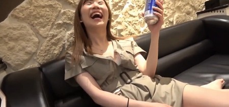 【スリムなJDとハメ撮り】色白でスリムボディーのノリの良いJDが、ホテルで照れ笑いしながらハメ撮りしちゃう！