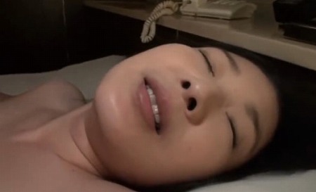 【濃厚セックスで感じる奥様】スレンダーで淫乱な奥様が、不倫相手と密着をしながら激しくセックスをしちゃう！