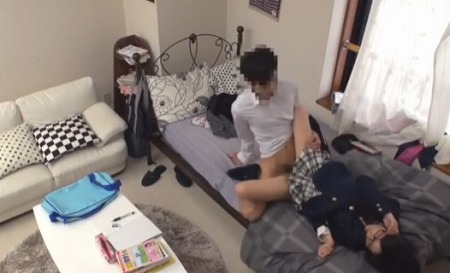 【制服ＪＫとイチャラブセックス】眼鏡を掛けた制服姿の清楚なＪＫが、着衣のままパコパコされて淫らになっちゃう！