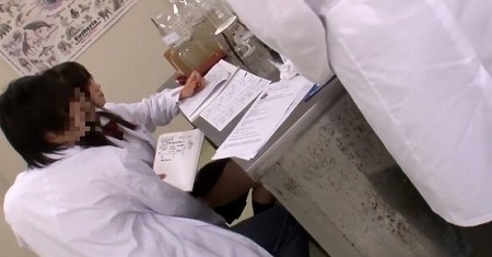 【注目必至の過激美女！エロすぎ強姦！】『やめてくださ！』幼い顔したメガネJKを学校の理科の実験中に手マンで吹かせる！