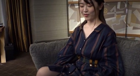 【スケベさ最上級】百戦錬磨のプロ男優も凄テクで暴発寸前！ゴムを付けずに生チン挿入すれば様々な体位で昇天【ビッチグラマー】