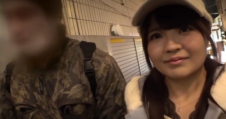 【業界激震】喉奥まで咥えて他人棒に奉仕する彼女。泣きそうな彼氏に見つめられながら楽しそうに腰を振り浮気に没頭【話題騒然】