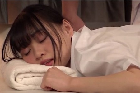 【女子校生】マッサージに来た筈なのに濡れてしまった敏感マンコを先生の極太チンポで責められて悶絶！しかも膣射精【整体治療】