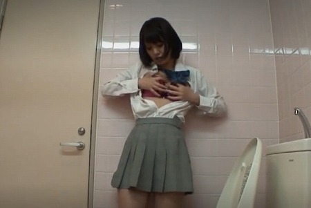 【天井特化】性に目覚めた成長途上の女子校生。自宅に帰宅するまでムラムラを我慢する事が出来ずにトイレで自慰行為【アングル】