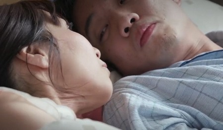 ＜美人奥様が義理の息子とハメハメしちゃう♡＞「あぁんっ・・なにもかも忘れたいよぉ～・・マ〇コおかして！」