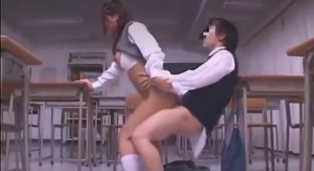 【激エロカップル！】制服姿の巨乳激カワ女子校生が教室で彼氏とフェラした後立ちバックSEXしてイキまくる！