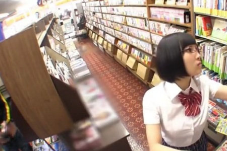＜メガネのかわいい女子高生が変態に図書店で犯されて感じちゃう！＞「うぐぅん・・いやぁん（困）‥逝くぅ～」
