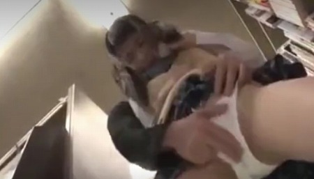 【強制性交】本屋の店主に指マンされ膣濡らす女子校生はデカチン咥えパイパンマンコに生ハメで対面座位＆立ちバック激ピストン！