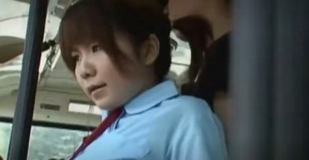 ＜痴漢バス・誘惑的体な女子高生が変態にレイプされ感じ中！＞「いやぁんやめてぇ（泣）・・はぁはぁん♡」