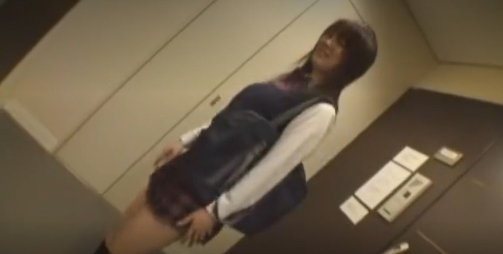 【御奉仕フェラチオ】可愛い顔の彼女が全裸になって大好きな彼氏の巨根チ◯コを舐めまわす！手コキ→フェラで口内射精！