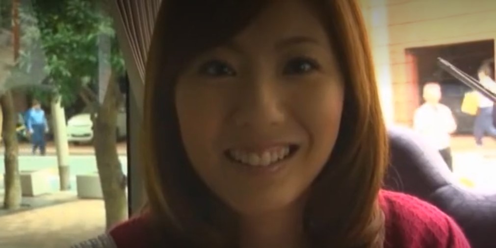 【元気印娘のお宝動画】麻美ゆまが街中で男を逆ナンパ→唇と舌のテクニックで男をメロメロに♡フェラと手コキのサービス付き