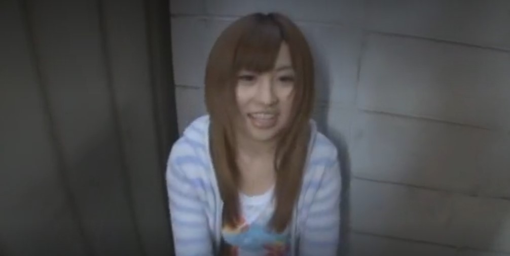 【成瀬心美】『黒いイチゴみたい♪』と、リモバイに興味津々の「ここみん」♪ならばと、お散歩を楽しみながら発情し路地裏で口淫