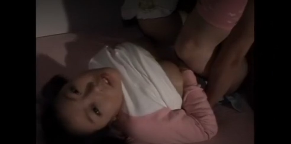 【ガチヤバ夜這い動画】超ロリロリ娘が寝ている間にパイパンマンコにチンコ挿入→容赦のない激ピストンセックス