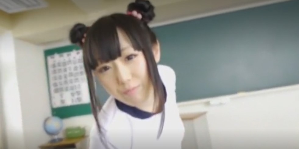 【男子達に教室で犯される女の子】スク水姿の女の子が、教室で興奮した男子達に囲まれて順番にパコパコされる！