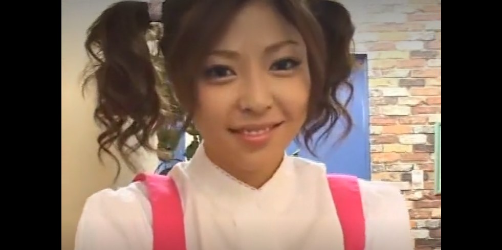 【こそ〜りヌイてアゲル】「店内でエッチしちゃうぞぉ」エロカワウェイトレス性欲旺盛ウマ乗り騎乗で上下に振られ