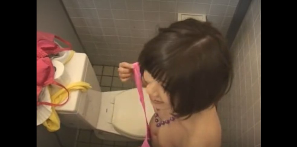 【卑猥変態女】変態水着姿で手足を拘束される便器女♡用を足しに来た男性にオモチャにされ最後は強制フェラで口内発射