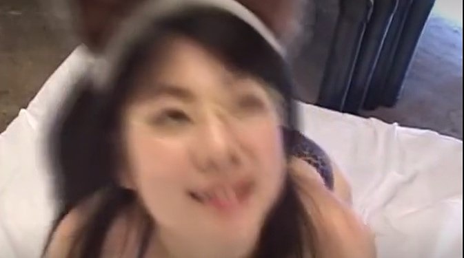 【コスチュームプレイをしている動画】猫耳と黒系ランジェリーのメガネ系AV女優が、下半身を気持ちよくされてる。