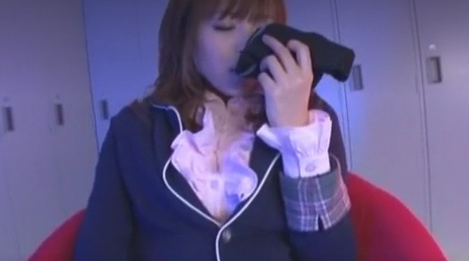 【女子校生が登場する本番なしの動画】AV女優が靴の匂いを嗅いだり、なんかペンらしきものを持っています。