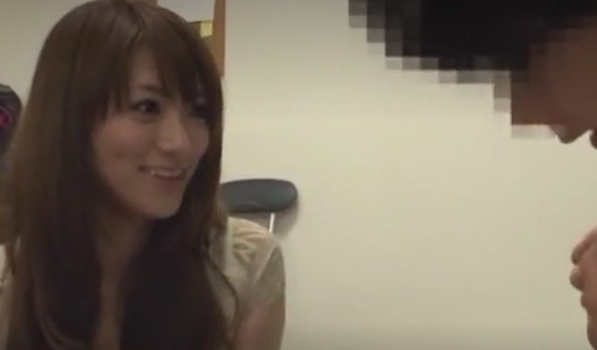 【服装が見どころな、アダルト系の動画】AV女優が、洋服を着たりランジェリー姿になったりと、忙しくしています。