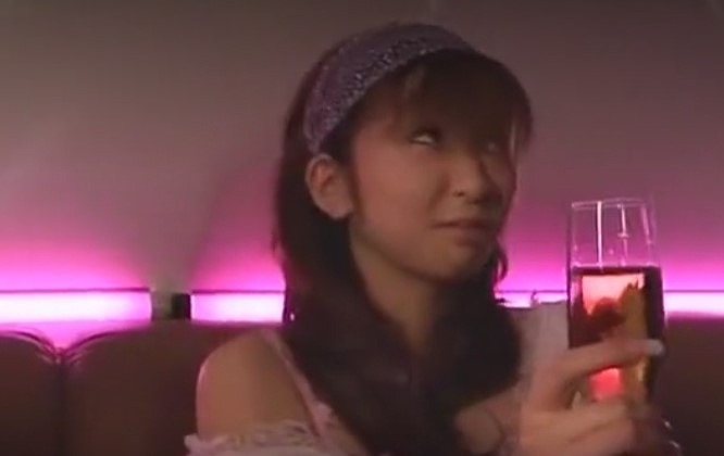 【大人の雰囲気を醸し出す場所での撮影】AV女優がドレス姿でお酒を飲んだあと、オトコの下半身をなめまくります。