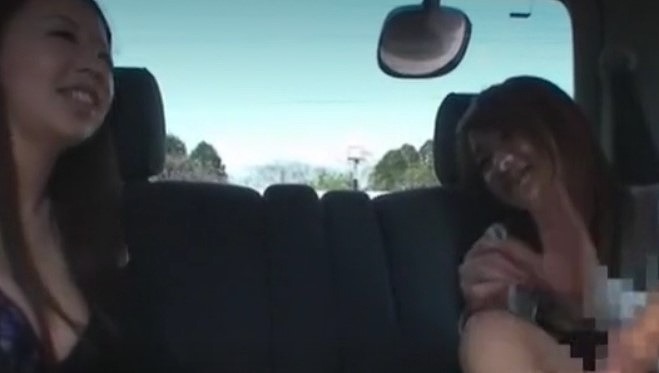 【カーセックス】【ちんちんすごく硬いんだ笑】あばずれ娘2人との3ｐエッチ狭い車内でカーセックス股間せんずり手コキ