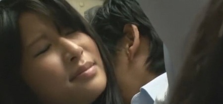 【痴漢騒動】「もういいかげんにしてください。」制服姿の女子高生がバス車内で体をまさぐられてしまい手コキフェラチオ